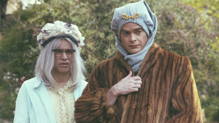 Image of Fred Armisen and Bill Hader dressed up as the mother and daughter from Grey Gardens